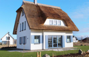 Rügenzauber &ndash Reetdachhaus mit Sauna u Kamin Strandnähe Garten, Dranske